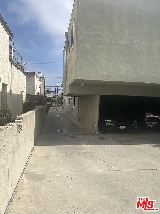 2nd image of 320 Lime St