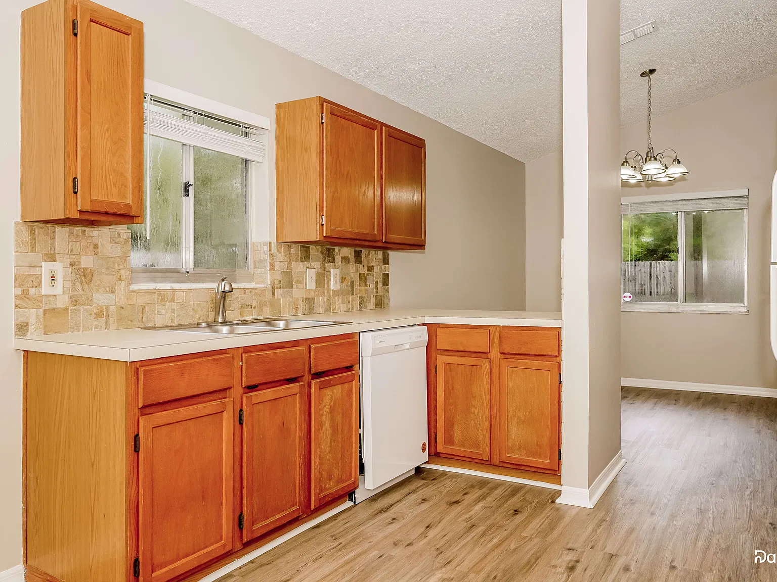 3 bed, 2.0 bath, 1356 sqft, $2,155 — Photo 2