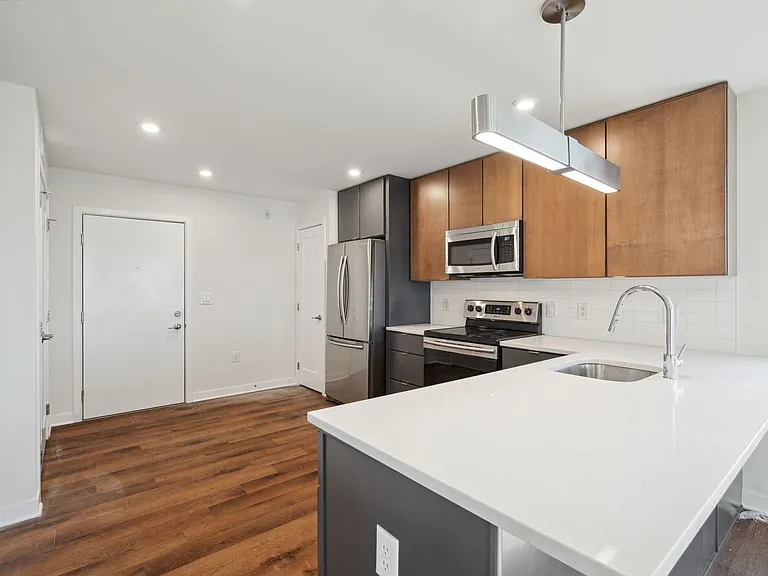 Graduate Pointe — Photo 172