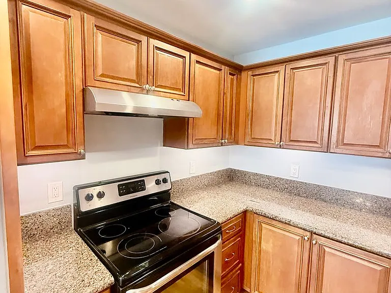 1516 E. 2nd Street — Photo 7