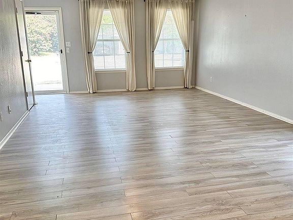 2nd image of 1110 Woodlands Park Dr