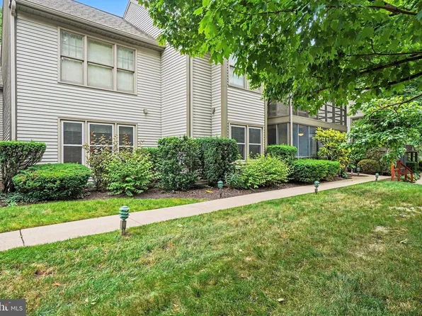 515 Roslaire Dr, Hummelstown, PA 17036