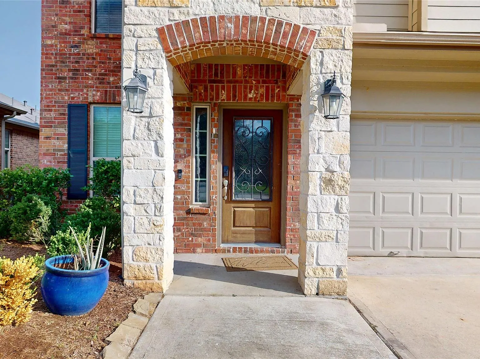 5 bed, 2.5 bath, 2804 sqft, $2,800 — Photo 2