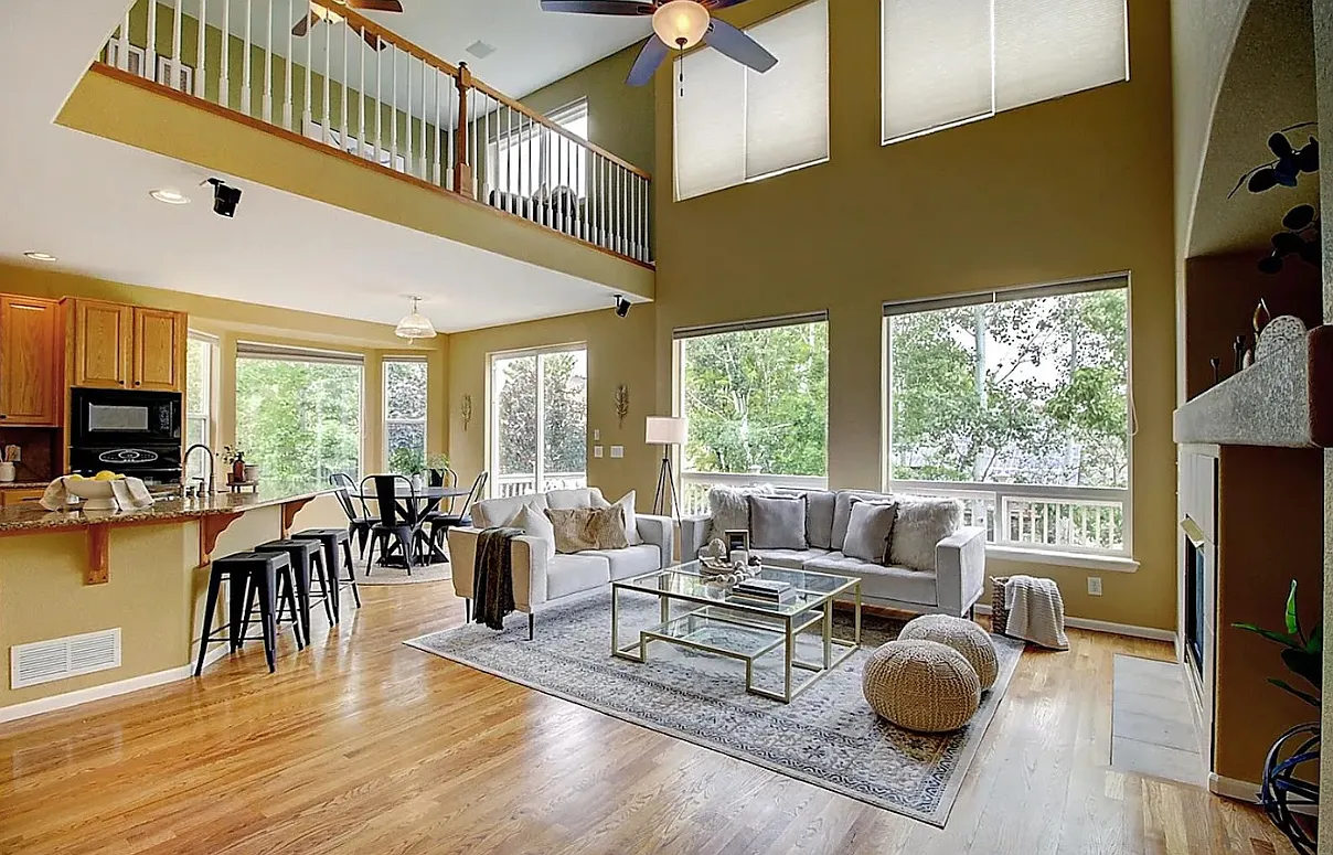 7 bed, 4200 sqft, $745 — Photo 2