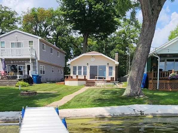 8121 N Tippecanoe Dr, Walkerton, IN 46574