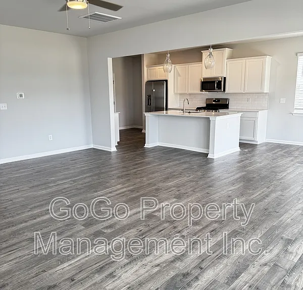 142 Gervais Cir — Photo 2