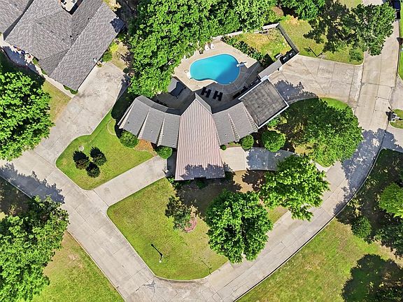 4th image of 1700 Augusta Dr