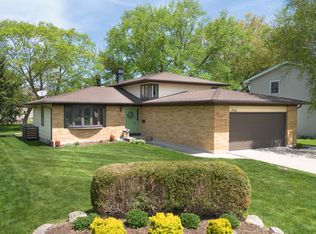 1932 Country Knoll Ln, Elgin, IL 60123