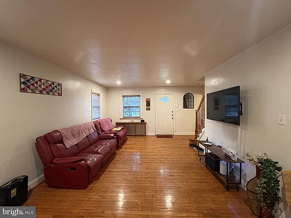 4th image of 130 Merion Ave