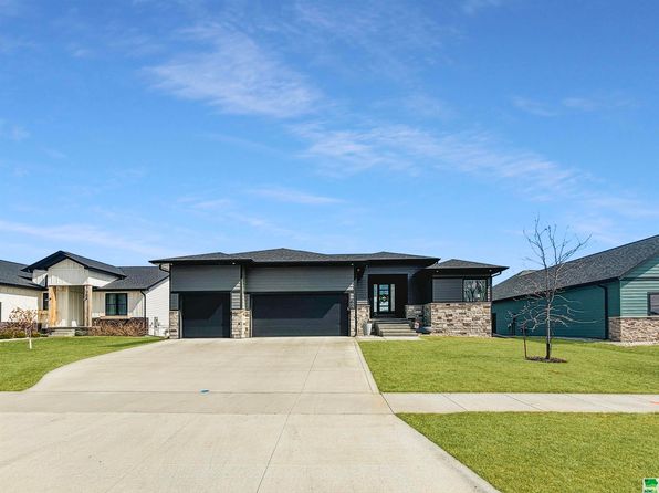 800 Lakeshore Dr, North Sioux City, SD 57049
