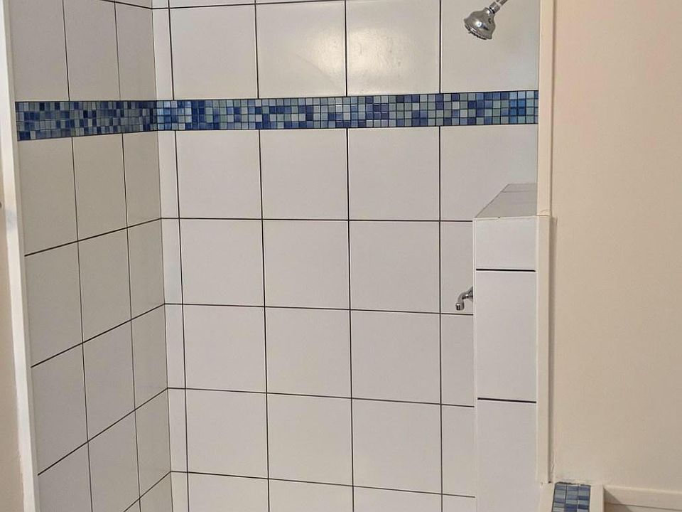 1st image of 6 Anne Cir