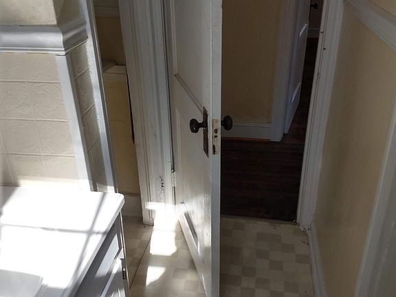 2nd image of 915 Cole St