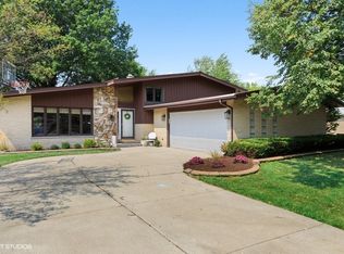 7214 Gold Grove Pl, Darien, IL 60561