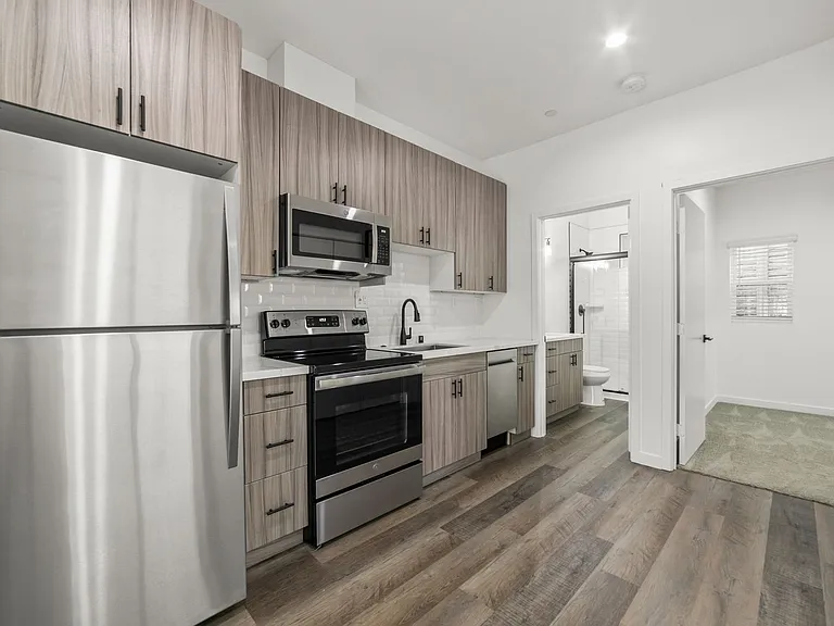 Gorgeous huge units in premier location! ASK ABOUT OUR MOVE-IN SPECIALS!! — Photo 28