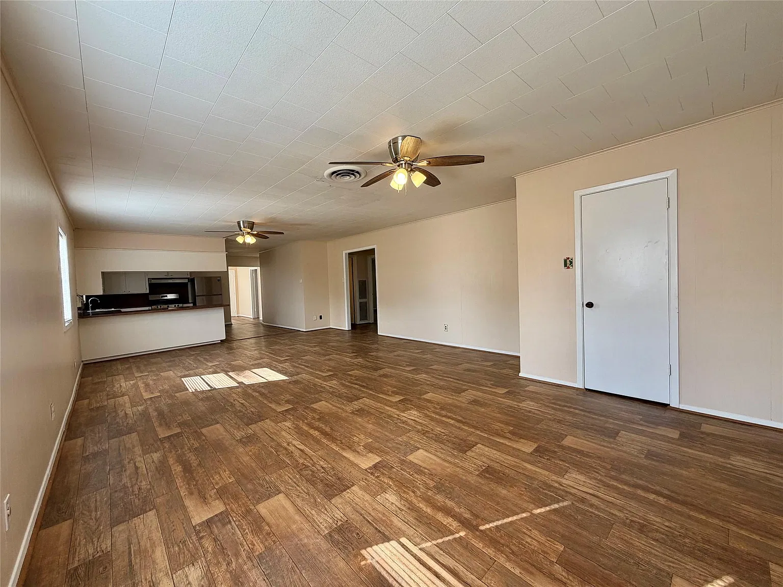 3 bed, 1.0 bath, 1836 sqft, $1,350 — Photo 3