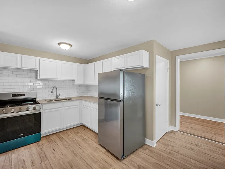 2022 Windsor St — Photo 8