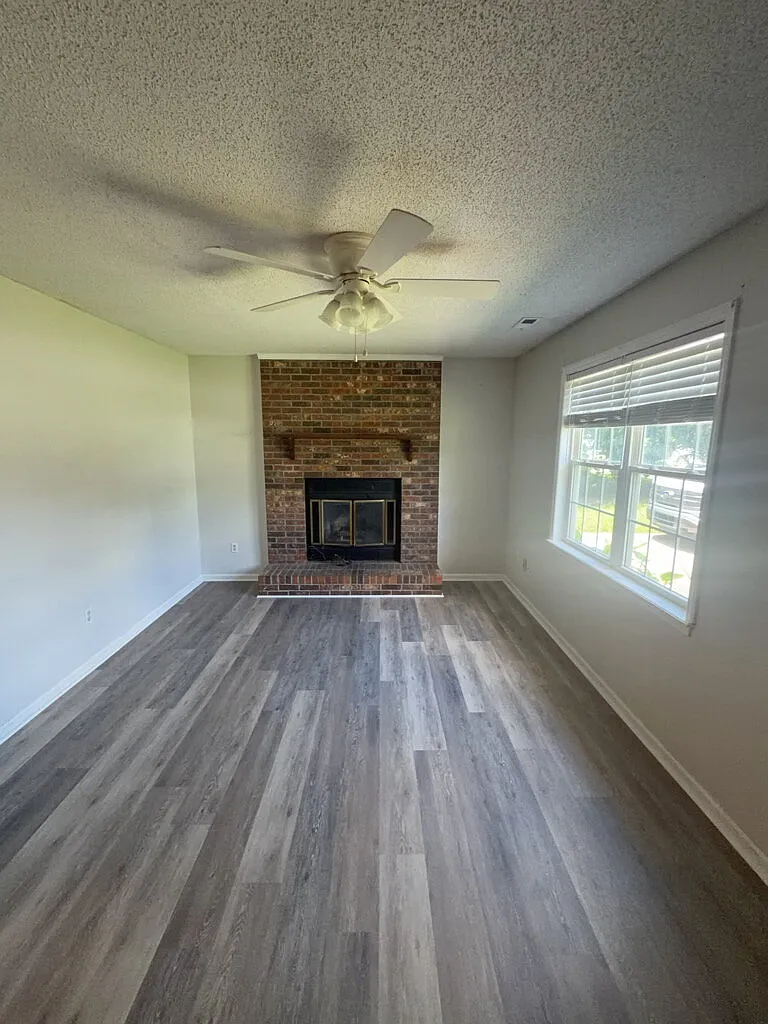 3 bed, 1.5 bath, 1341 sqft, $1,450 — Photo 2