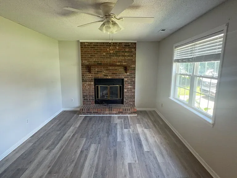 902 Laurel Ln — Photo 2