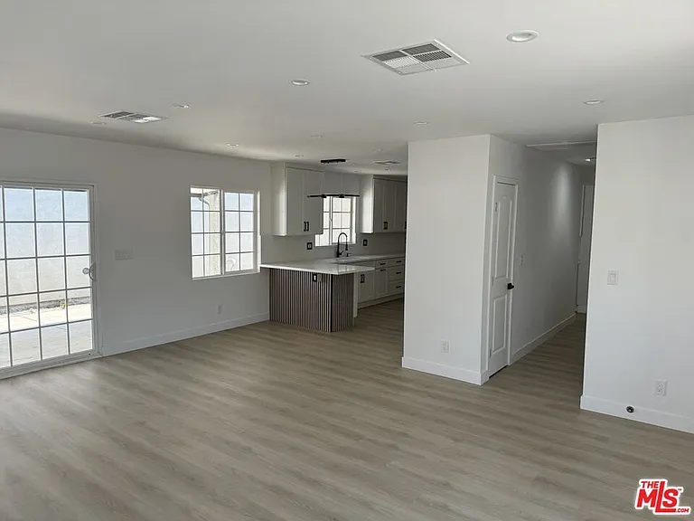 12748 Blythe St — Photo 4