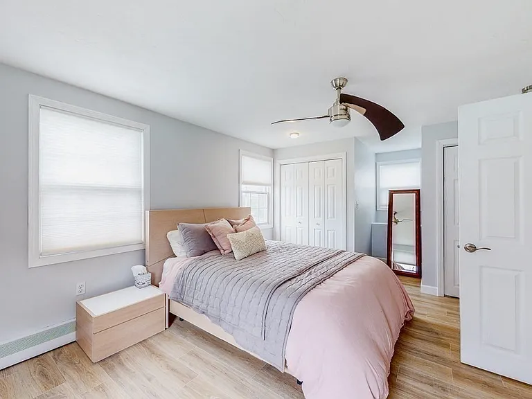 182 Newbury St — Photo 17