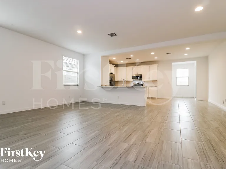 12516 W Kaler Dr — Photo 5