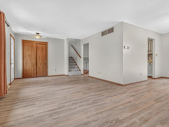 3rd image of 8832 Jefferson Ct