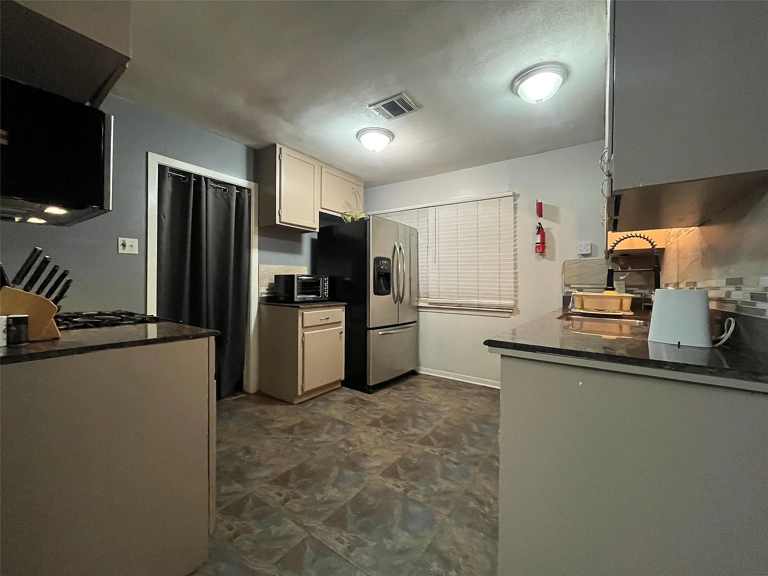3 bed, 1.0 bath, 1246 sqft, $1,900 — Photo 4