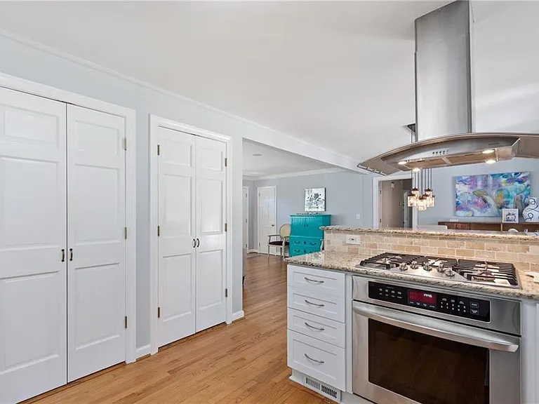 1505 Holly Ln NE — Photo 3