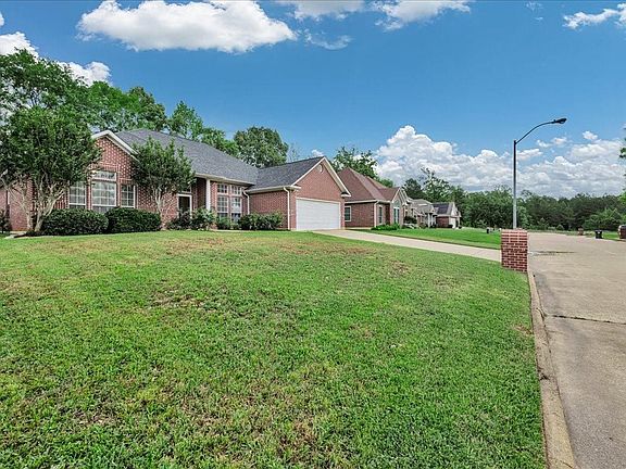 4th image of 301 Whitehouse Oaks St