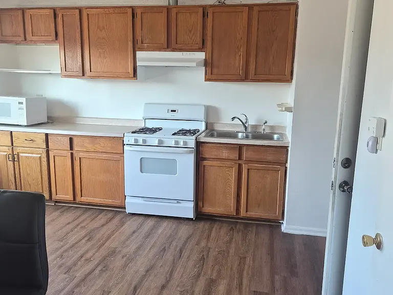 147 N 15th Ave #2W — Photo 2