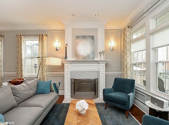 3rd image of 3615 N Artesian Ave #1