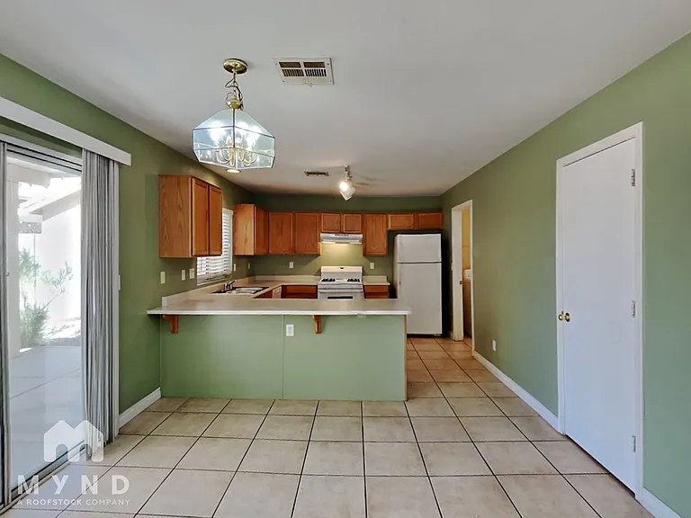 695 Emerald City Ave — Photo 2