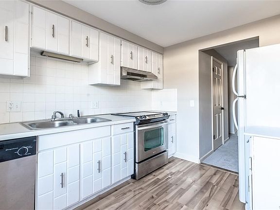 2nd image of 95 Oakbrook Dr APT G