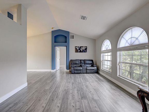 2nd image of 550 SW Hamburg Terrace