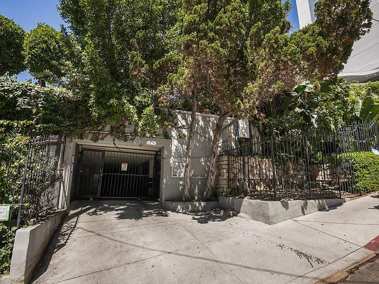 1323 N Olive Dr — Photo 3
