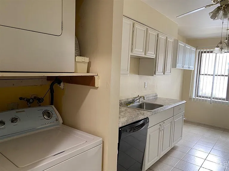 321 Sharon Garden Ct — Photo 9