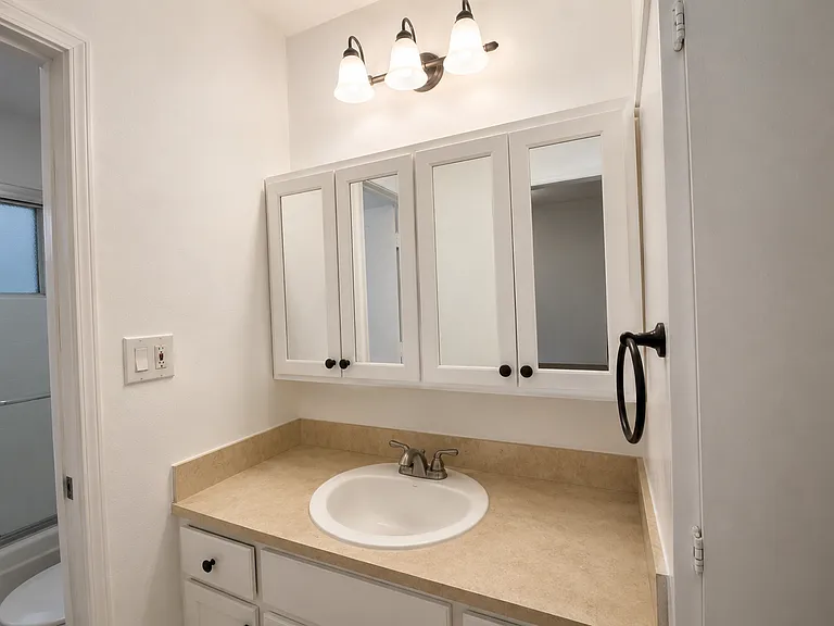 Hollyking Apartments — Photo 17