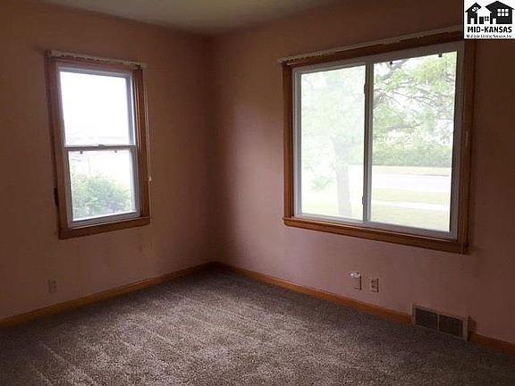 3rd image of 934 E 7th Ave