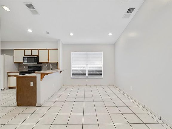 5th image of 9752 Piney Point Cir