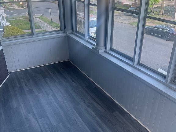 3rd image of 71 Smith St Floor 1