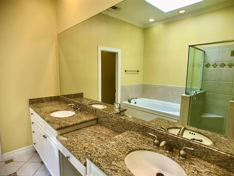 2104 Bancroft St — Photo 31