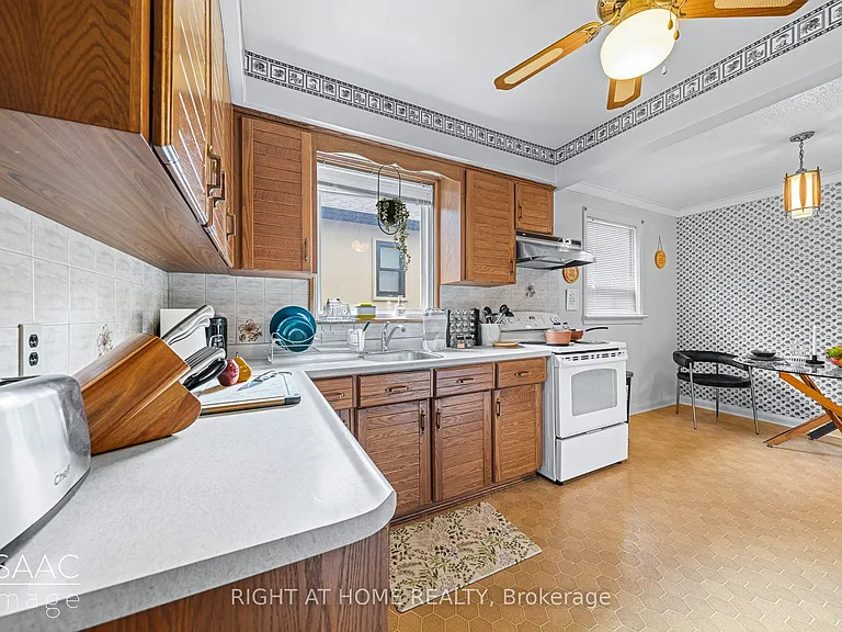 98 Yorkview Dr — Photo 15