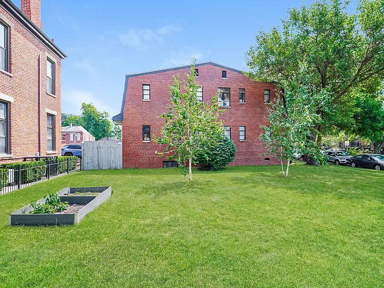 10-20 E Deshler Ave — Photo 2