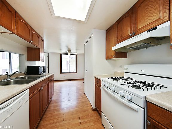 3rd image of 2S754 Winchester Cir W Unit 2