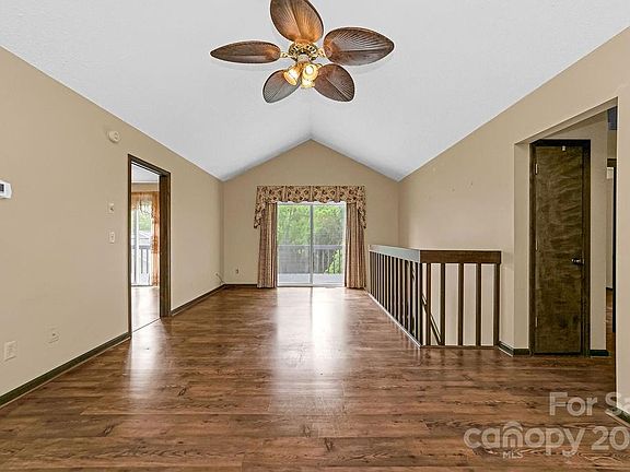 5th image of 300 Wilson Dr