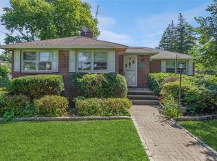 302 Grosvenor St, Douglaston, NY 11363