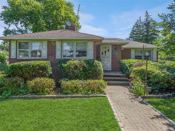 302 Grosvenor Street, Douglaston, NY 11363