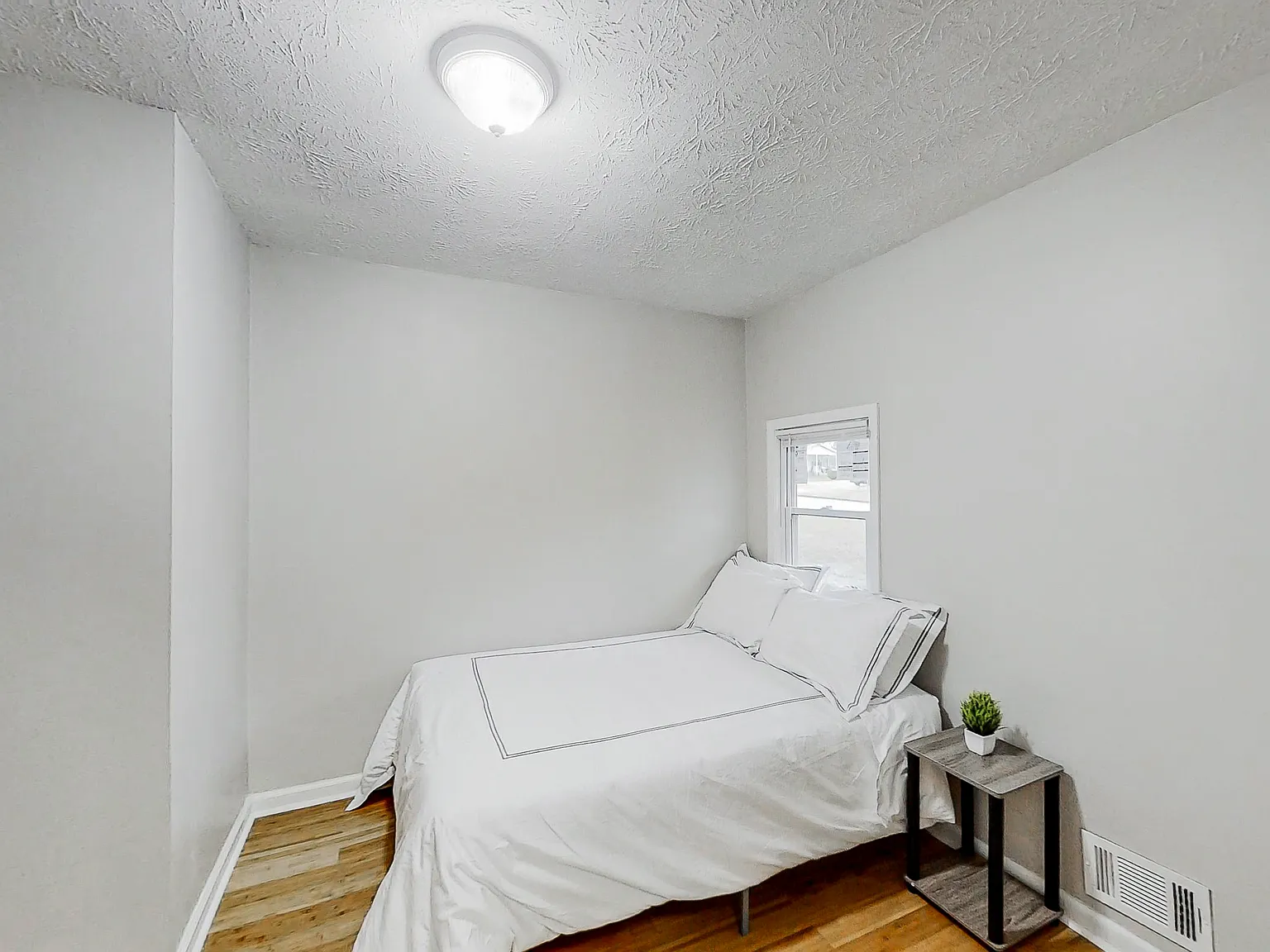 4 bed, 2.0 bath, 1825 sqft, $585 — Photo 2