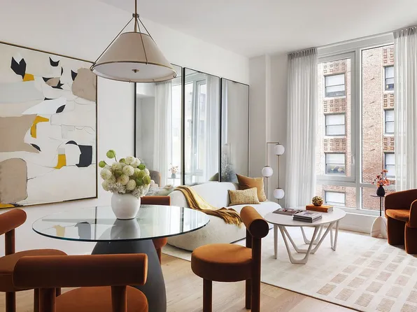 135 E 47th St #21A, New York, NY 10017