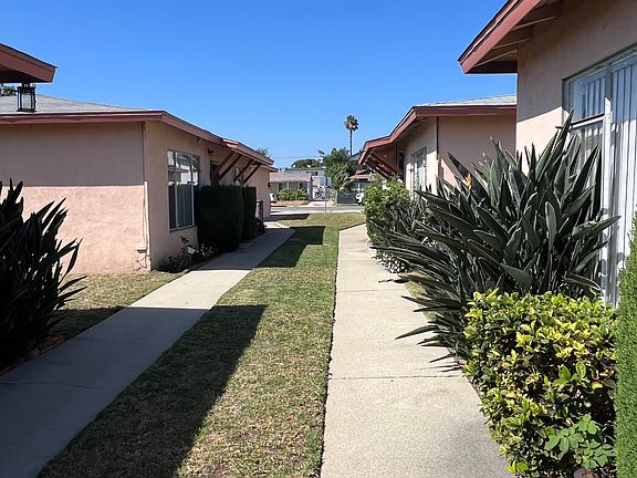 Walkway to street